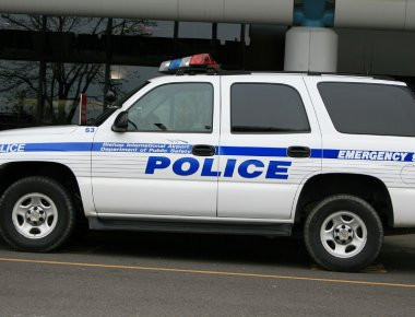 ΕΚΤΑΚΤΟ: Μαχαίρωσαν αστυνομικό στον λαιμό στο αεροδρόμιο του Μίσιγκαν στις ΗΠΑ (φωτό, βίντεο) (upd)